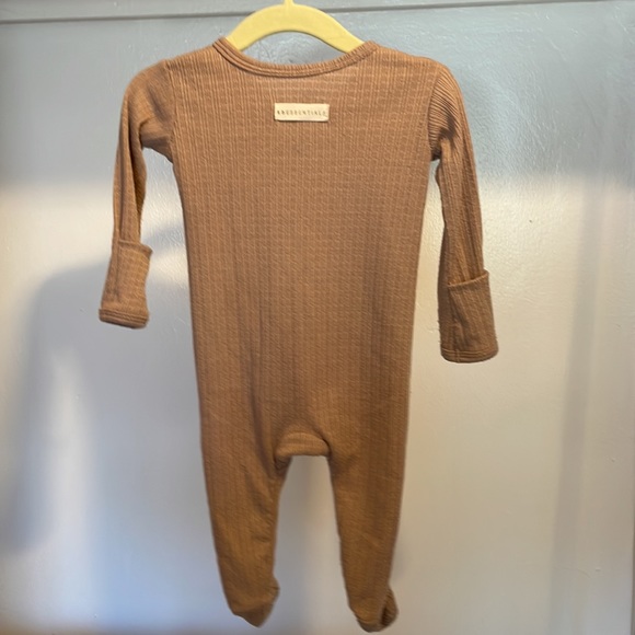 KB Essentials Onsie - Picture 2 of 3